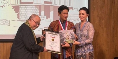 Karya Buku Puisi Wina Armada Sukardi Mendapat  Anugrah MURI