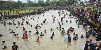 Pesta Rakyat Ngagogo Ikan Hebohkan HUT ke-80 RI di Sumedang